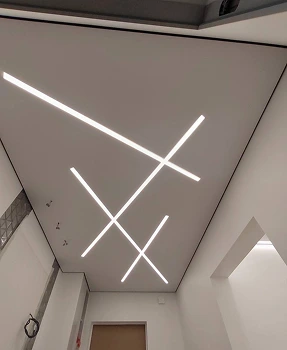 Sufit napinany z geometrycznym wzorem LED