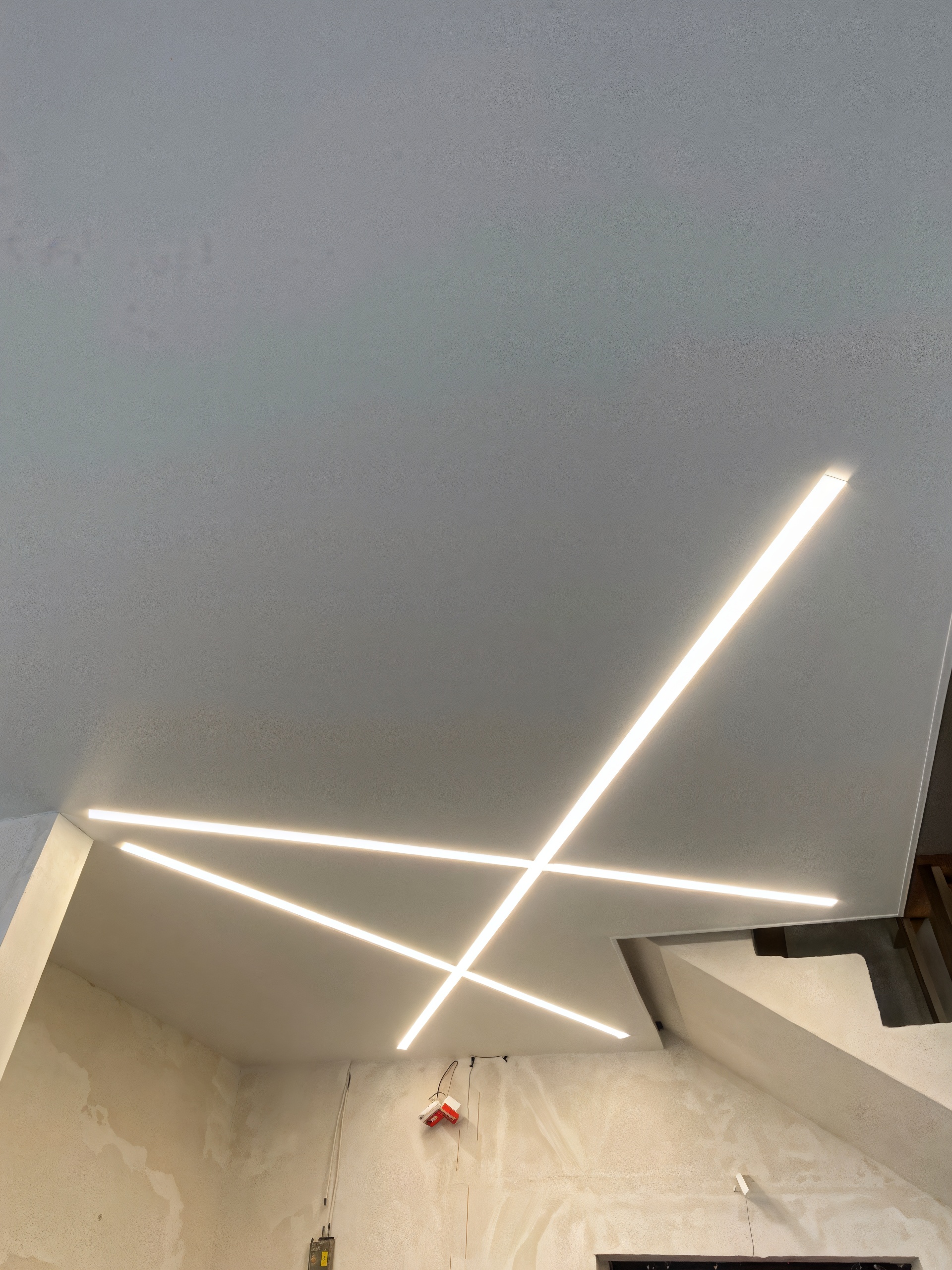 Sufit napinany z kwadratowym wzorem