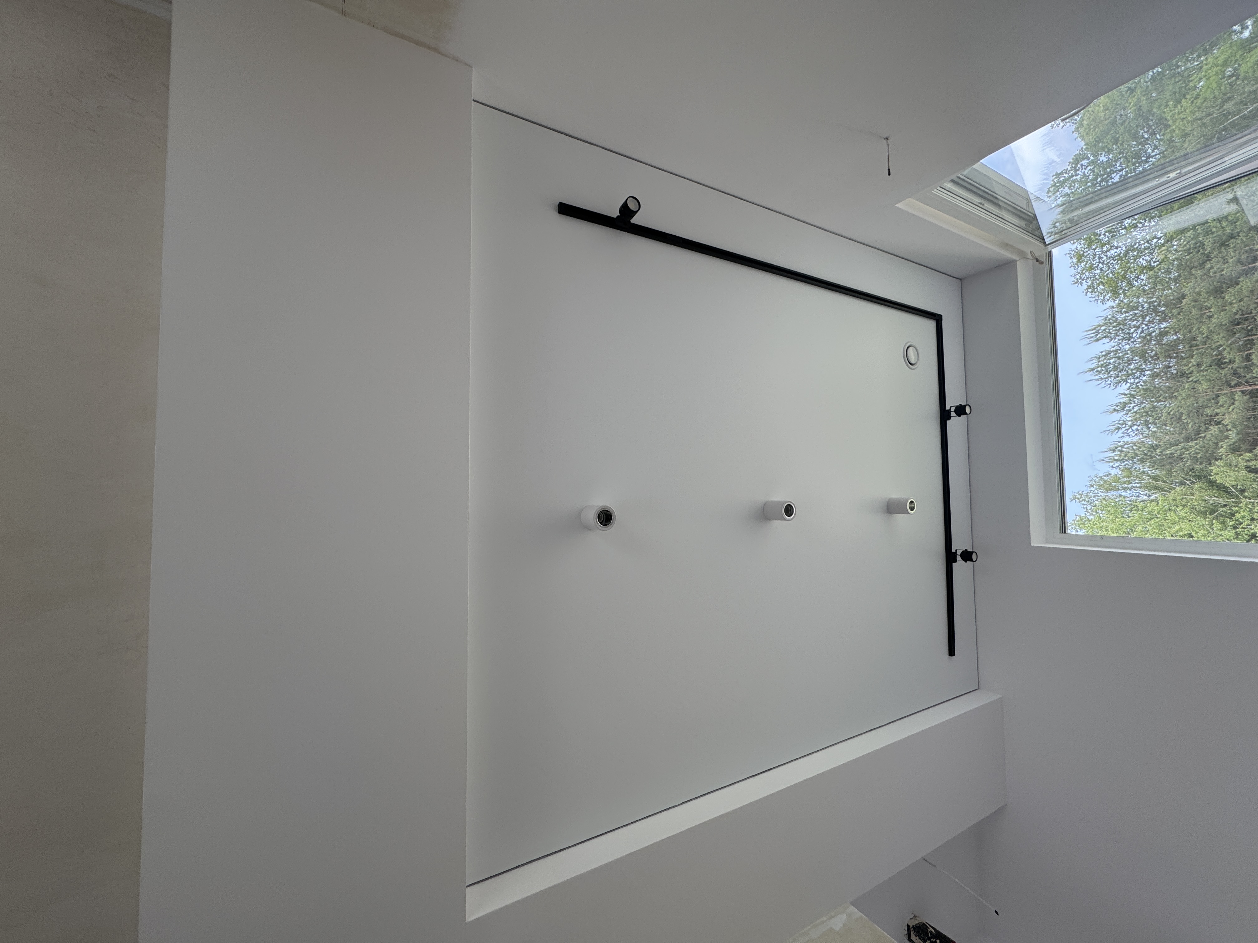 Sufit napinany z kwadratowym wzorem