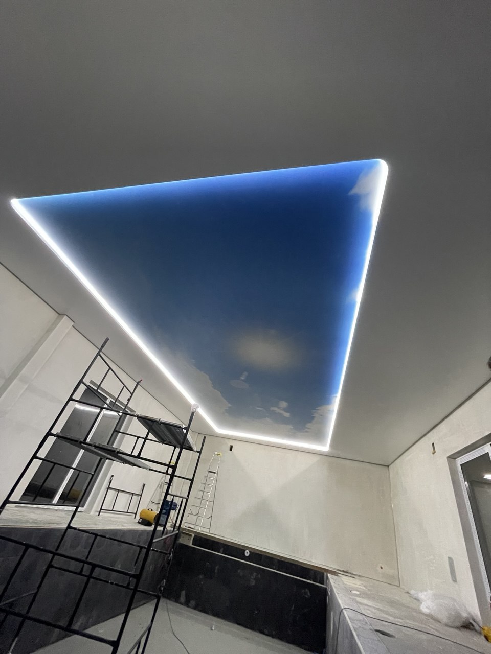 Sufit napinany z kwadratowym wzorem