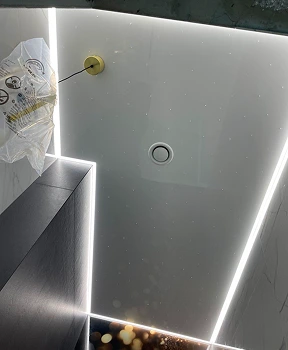 Sufit napinany z podświetleniem obwodowym