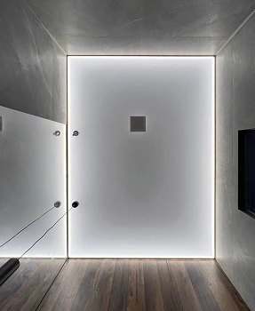 Sufit napinany z liniami świetlnymi