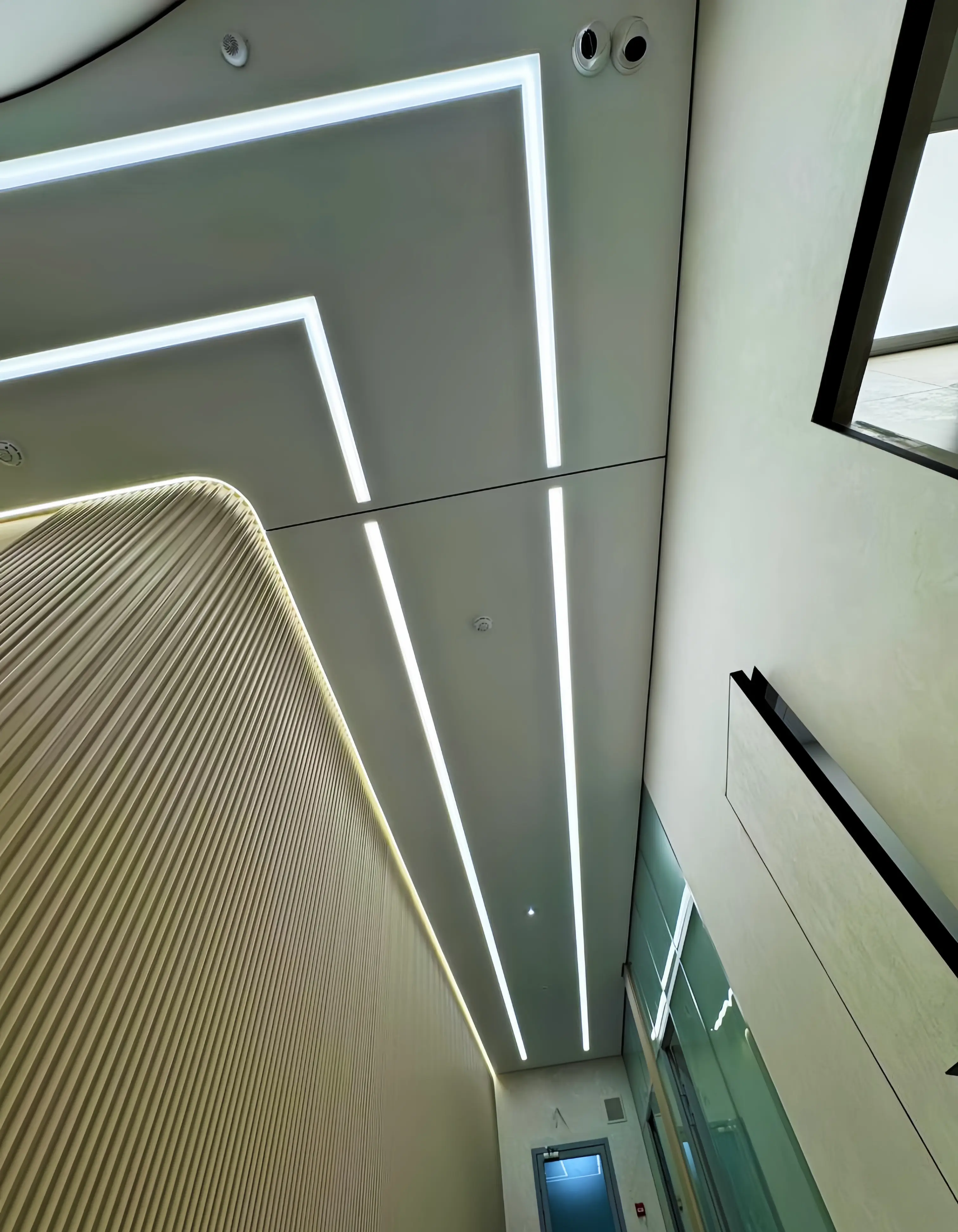 Sufit napinany z kwadratowym wzorem