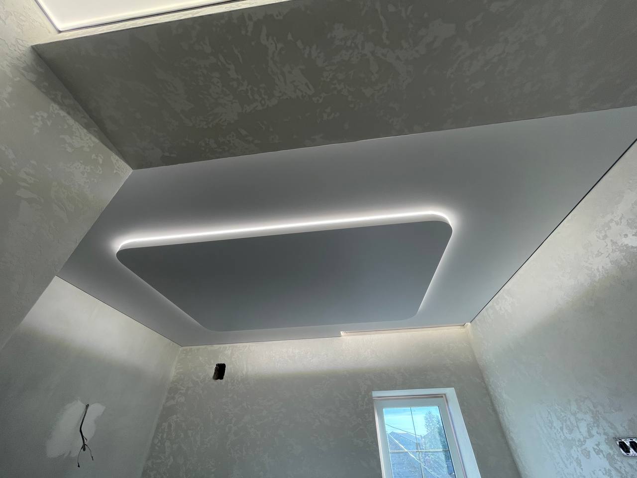 Sufit napinany w sypialni 12m2